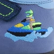 Kék, hímzett jetski. Közeli kép a hímzésről.
