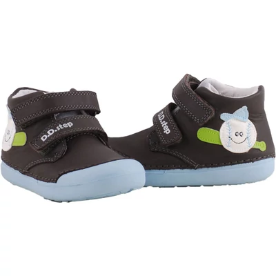 Kék, baseball mintás, világoskék talpú, két tépőzáras dd step kisfiú cipő párban.