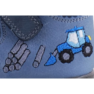 Traktor hímzés közelről.