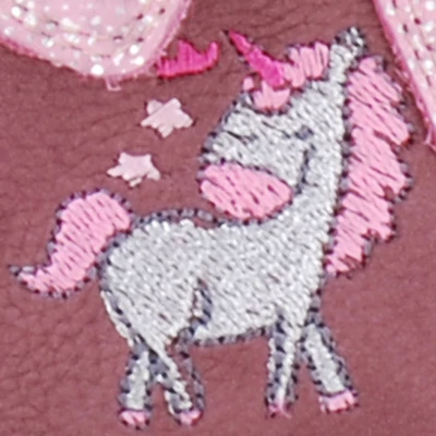 Hímzett fehér unikornis, csillagok. Közeli kép a mintáról.